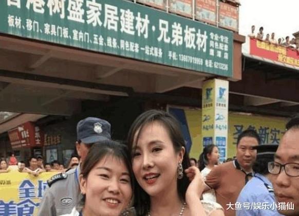 她是“中国第一裸模”, 靠大尺度炒作走红, 现变肥肉大妈街头捞金