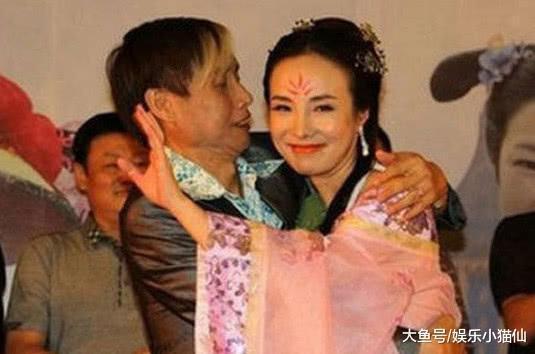 她是“中国第一裸模”, 靠大尺度炒作走红, 现变肥肉大妈街头捞金