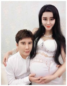 ​翻版范冰冰何承熹的肚子已经超大了，看来不久就要见到宝宝真容了