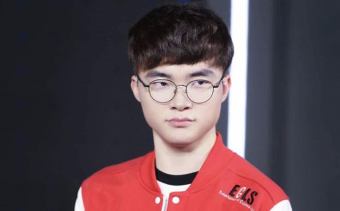 LCK:未进S8决赛,Faker直播被无情嘲讽,当时这个表情绝了!