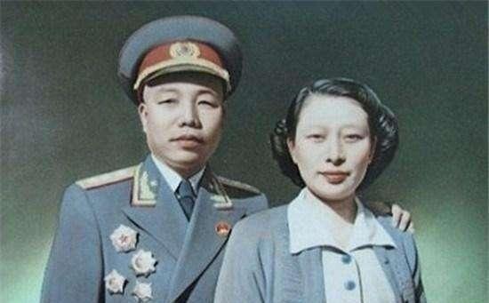 上将肖华17岁当师政委,他的师长更厉害,23岁当师长