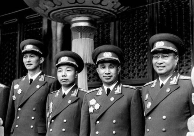 上将肖华17岁当师政委,他的师长更厉害,23岁当师长