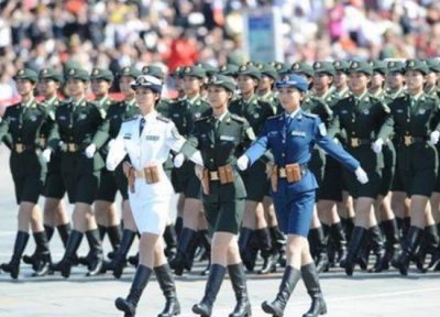 ​中国女兵惊艳亮相，靴子丝袜备受关注，网友：想得周全！