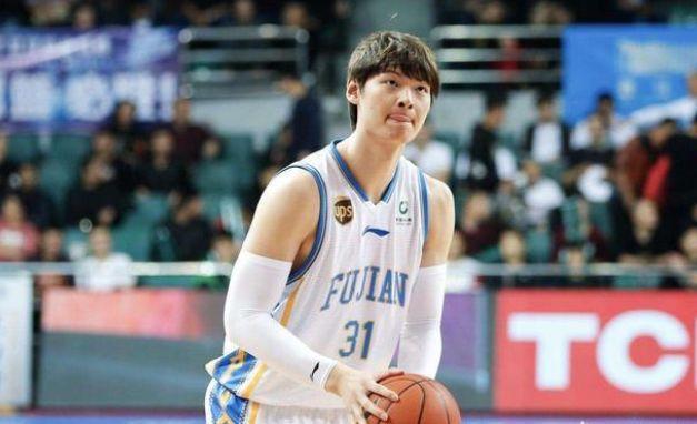美女董事长称支持王哲林去NBA,球迷调侃“老板这么美别走了”