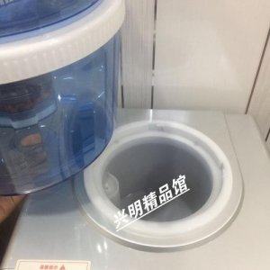 ​怎么打开饮水机水桶盖饮水机水桶盖的正确打开方法