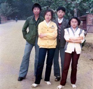 ​刘强东年轻时的照片，看得叫人心酸，网友感叹：这才是白手起家