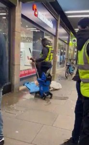 ​内地少女游港住麦当劳称更有性价比，英国流浪汉同一行为却被驱赶