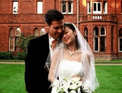 ​央视美女姜丰，嫁外国丈夫入英国籍，离婚后带俩娃，回国创业捞金