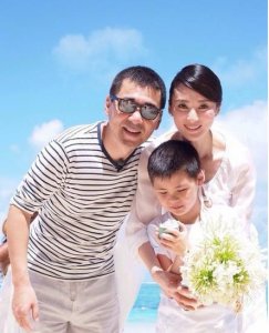 ​陈建斌儿子成长变化大，14岁俊俏帅气星味十足，还高出妈妈半头