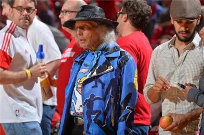 ​NBA第一土豪球迷—詹姆斯.戈德斯坦
