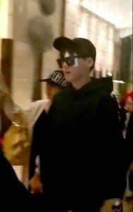 ​李易峰现身眼蒙纱布引粉丝心疼，官方称运动时受伤已无大碍