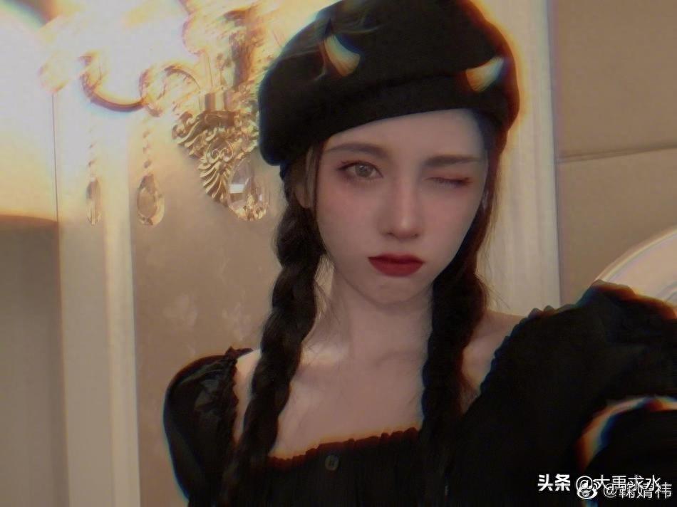 鞠婧祎戴着贝雷帽扎着麻花辫，搞怪自拍化身小恶魔古灵精怪