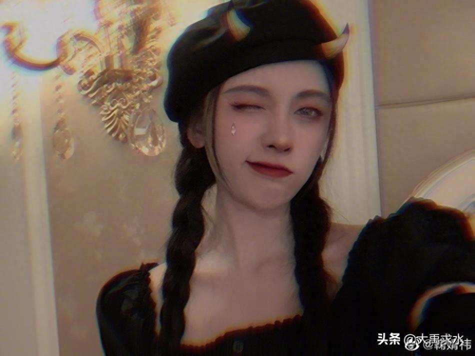 鞠婧祎戴着贝雷帽扎着麻花辫，搞怪自拍化身小恶魔古灵精怪