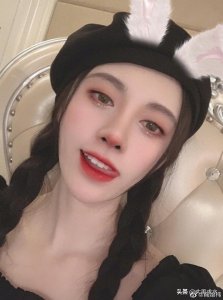 ​鞠婧祎戴着贝雷帽扎着麻花辫，搞怪自拍化身小恶魔古灵精怪