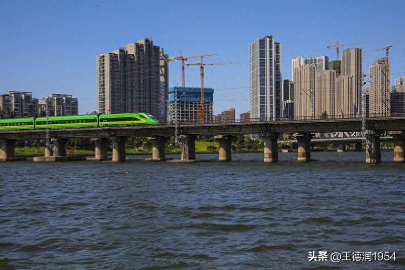 这种绿色的复兴号，我还是第一次见到