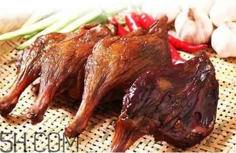 腊鸭腿发霉怎么办 腊鸭腿发霉怎么去掉 腊鸭腿发霉怎么办 腊鸭腿发霉怎么去掉