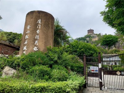 关闭多年的厦门景点:荒废在山脚下,大门紧闭门前成停车场
