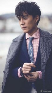 靳东1976年12月22日,出生于山东,是老谭还是贺涵