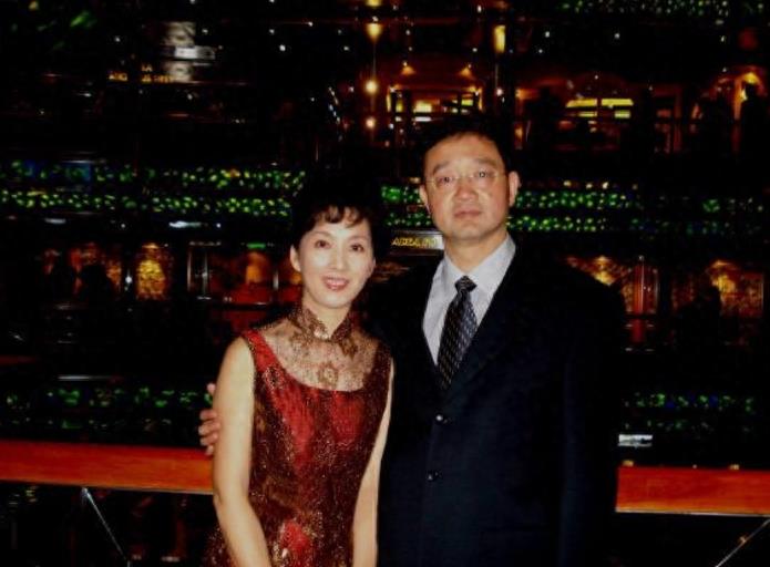 61岁龚雪全家近照,丈夫是美国华侨,女儿美貌随妈