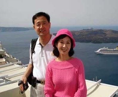 61岁龚雪全家近照,丈夫是美国华侨,女儿美貌随妈