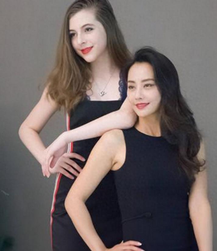 马雅舒和14岁继女近照曝光,网友:姑娘你长得有点着急啊!