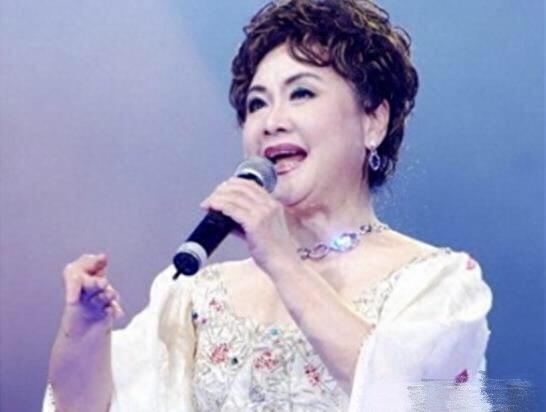 72岁李谷一全家照曝光 二婚丈夫似儿子般年轻 前夫儿子有出息!
