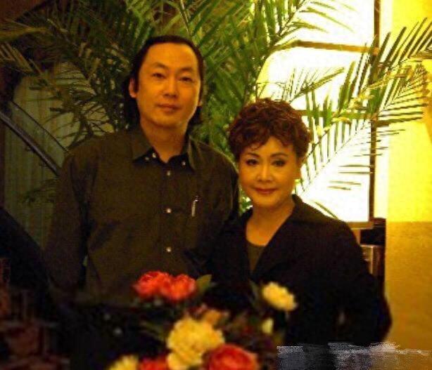 72岁李谷一全家照曝光 二婚丈夫似儿子般年轻 前夫儿子有出息!