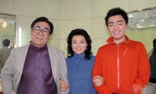 72岁李谷一全家照曝光 二婚丈夫似儿子般年轻 前夫儿子有出息!