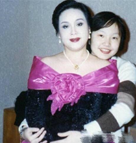 72岁李谷一全家照曝光 二婚丈夫似儿子般年轻 前夫儿子有出息!