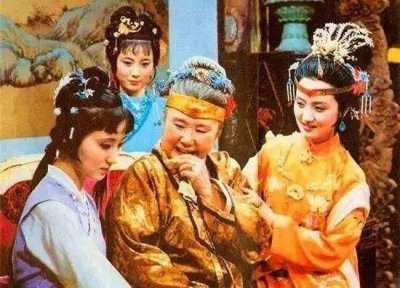​贾母有多疼林黛玉？从这三个细节可以看出，没有对比就没有伤害