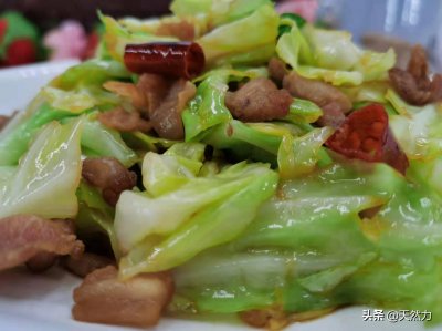 ​饭店里手撕包菜为什么好吃？详细的做法技巧告诉你，原来这么简单