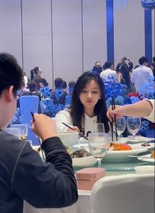 ​Miss现身骚男婚礼现场，少女感十足，又被网友催婚