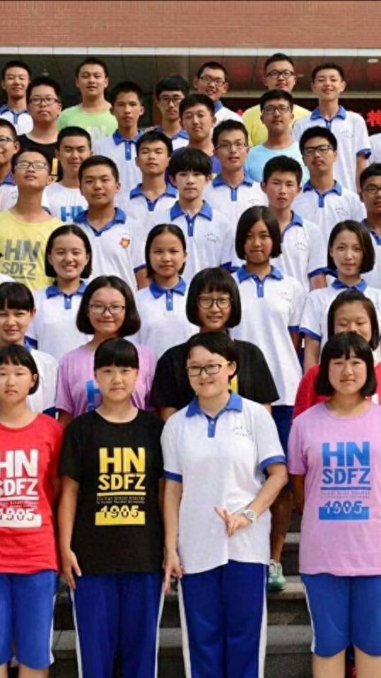 TFBOYS三只的班级合照流出，真爱粉都不能一眼认出