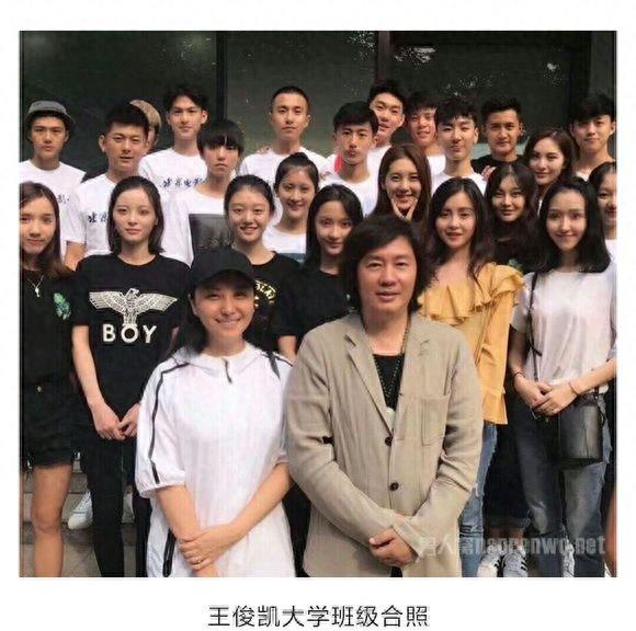 TFBOYS三只的班级合照流出，真爱粉都不能一眼认出