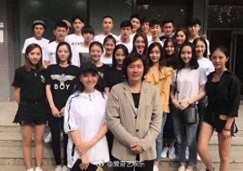 TFBOYS三只的班级合照流出，真爱粉都不能一眼认出