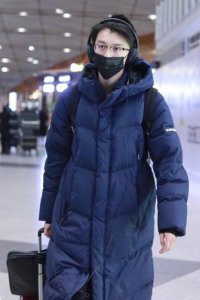 ​赵英博穿羽绒服口罩遮面现身机场帅气十足，网友：这个发型不错