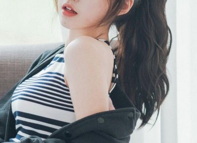 ​女子吵架后睡在公园，丈夫来叫她回家，她站在床上蹦跳就是不回去