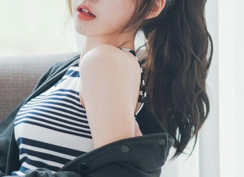 女子吵架后睡在公园，丈夫来叫她回家，她站在床上蹦跳就是不回去