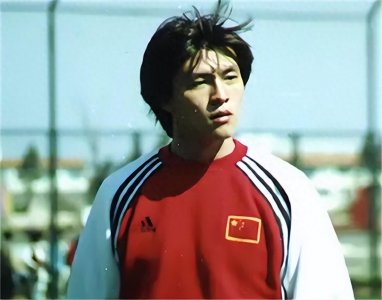 ​前国足张玉宁：23年前被队友告上法庭，今和空姐妻子离婚独自养娃