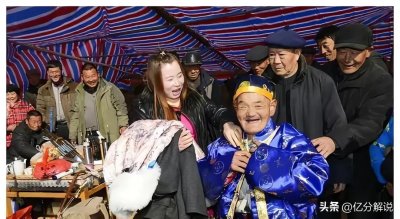 ​66岁老光棍在生日宴会上，办了一场活人葬礼，村民：没人养老送终