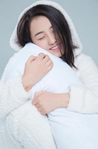 ​张子枫主演网剧《推理笔记》，扮演天才推理少女夏早安