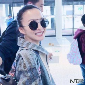 张韶涵的身高再也藏不住了,现身机场与粉丝合影现最萌身高差!