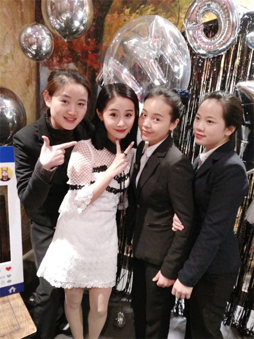 在渝味晓宇看到王子文,近一看,原来是最近爆红的王宛尘