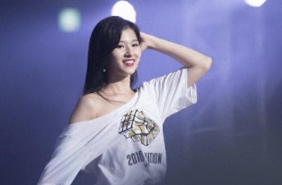 ​凑崎纱夏：感受四次元美女的独特魅力