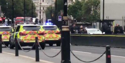 ​英国一男子开车撞向议会大厦，警方认定其为恐怖袭击