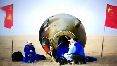 ​神舟十一号成功着陆 中国航天员凯旋而归