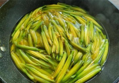 ​新鲜黄花菜怎样吃才安全？大厨教你正确食用方法，鲜嫩爽口放心吃