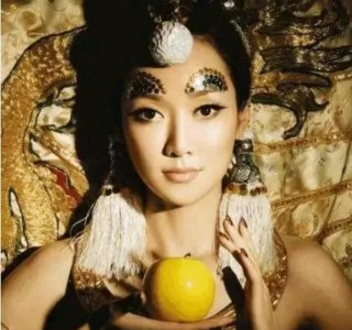 ​对于萨顶顶的假唱，人们不关心真相，关心的只是反拿话筒
