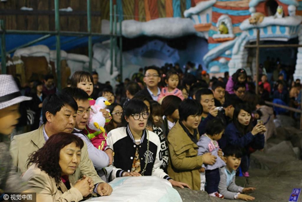 山东青岛:五一节假日 极地海洋世界游客爆棚