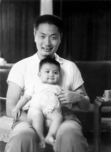 ​1978年，陈毅元帅之子陈小鲁和儿子陈正国，一张珍贵的合影